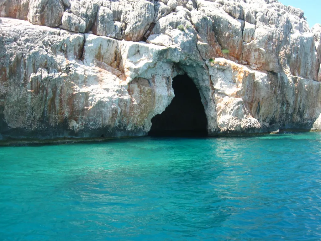 Korsan Mağarası